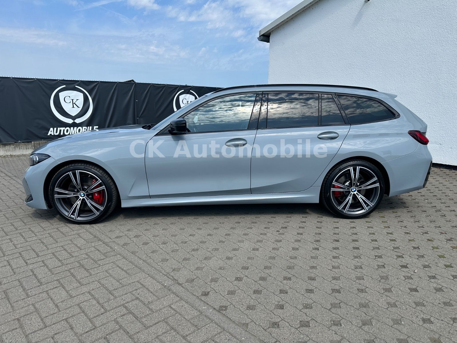 Fahrzeugabbildung BMW 320d xDrive M-Sport/Widescreen/Navi/Pano/LED/AHK