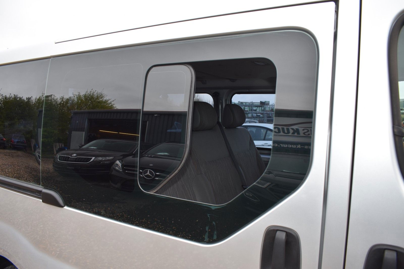 Fahrzeugabbildung Nissan Primastar Kombi L1H1 2.7t 9.Sitzer AHK Klima