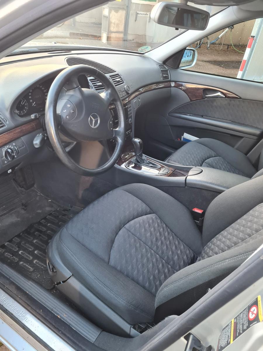 Mercedes-Benz E200 2004 — photo 9
