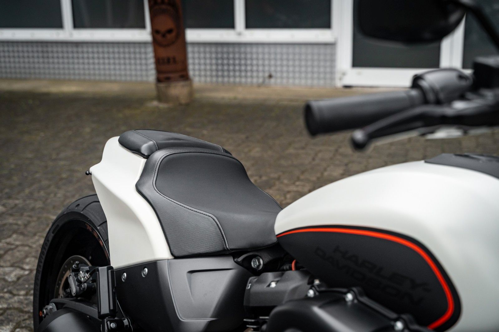 Fahrzeugabbildung Harley-Davidson FXDRS 114 CUI - KESSTECH - SEITLICHER KZH