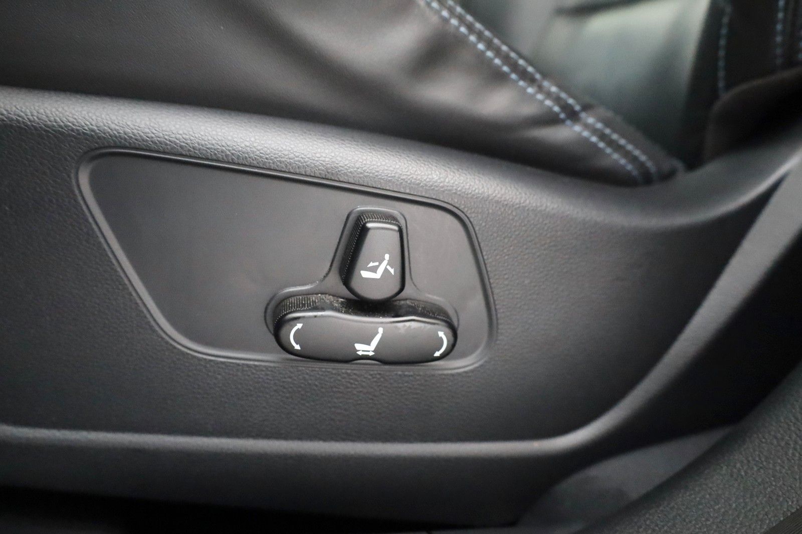 Fahrzeugabbildung Ssangyong Korando e-Motion Titanium Leder,Navi,LED,ACC,+WR