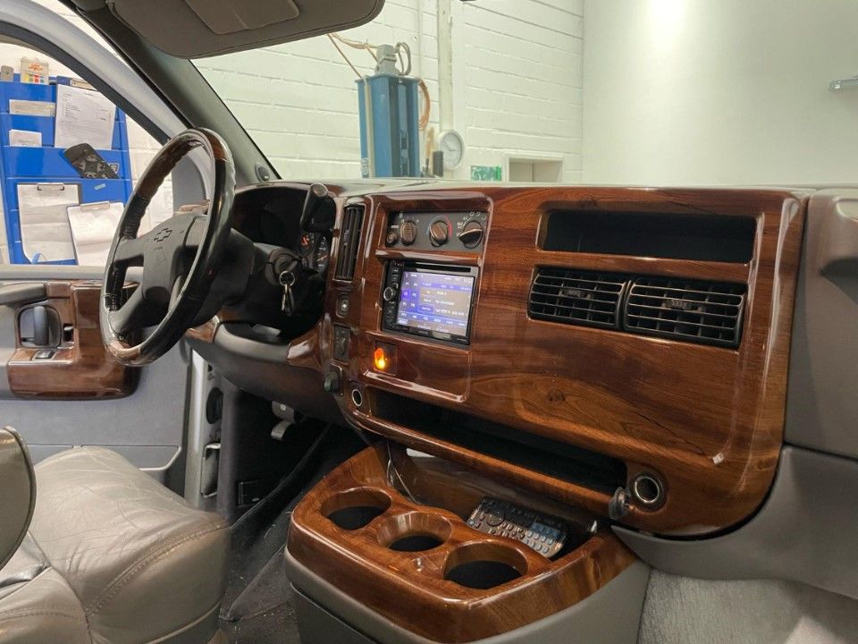 Fahrzeugabbildung Chevrolet Express Chevy Van Cobra Conversion High Top