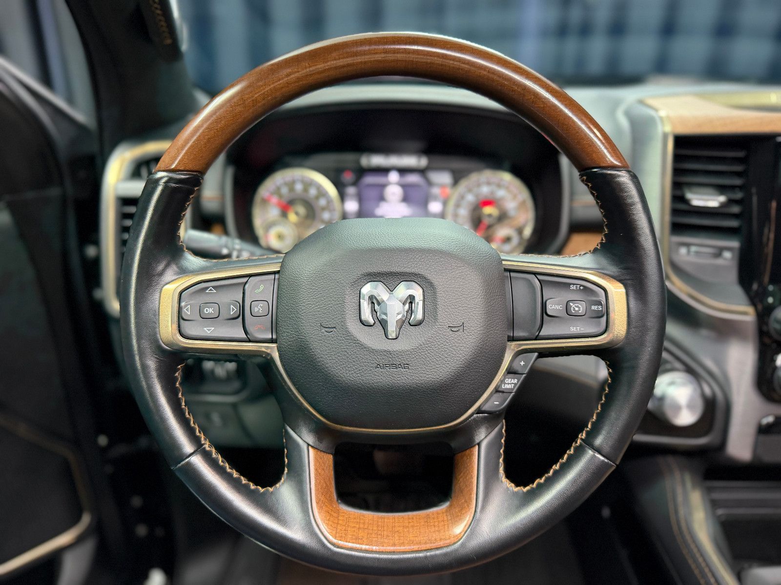 Fahrzeugabbildung Dodge RAM 1500 5.7 HEMI 4x4 Longhorn|AHK|NAVI|PANO