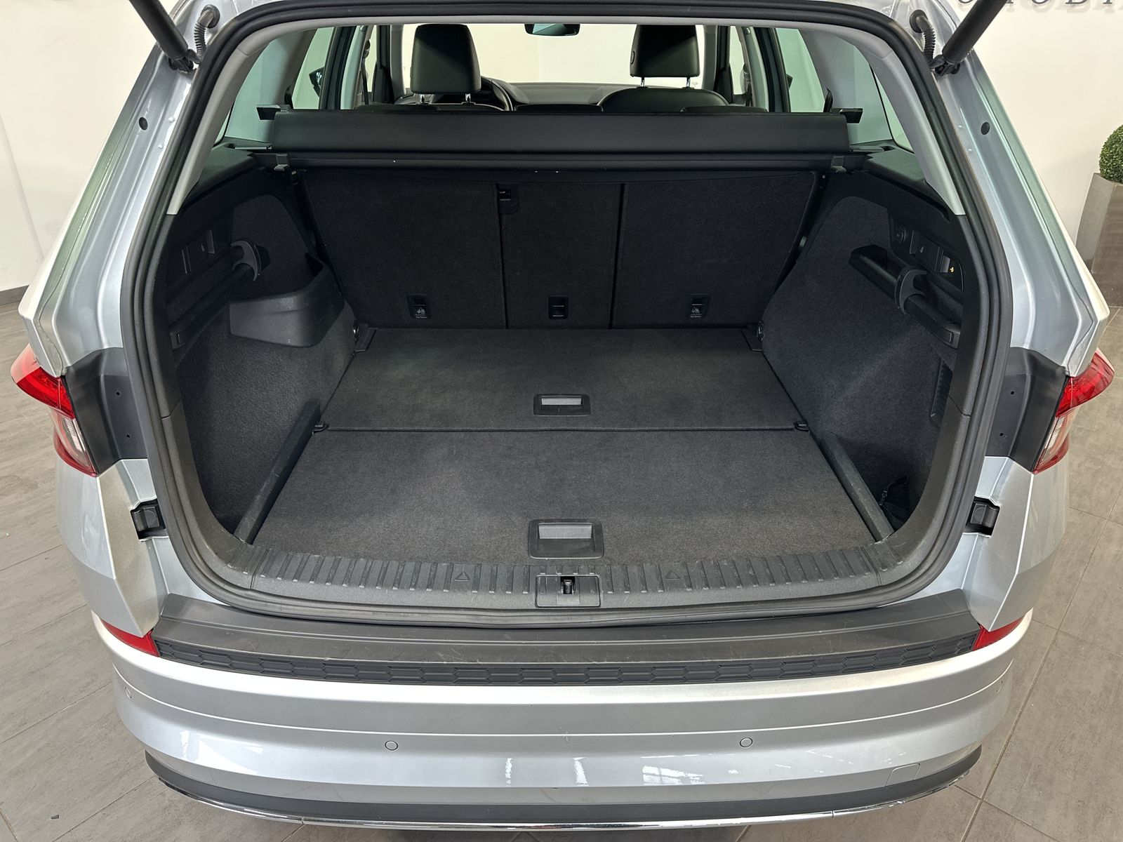 Fahrzeugabbildung SKODA Kodiaq 2.0 TDI DSG 4x4 L&K NAV+LED+AHK+360°+SHZ