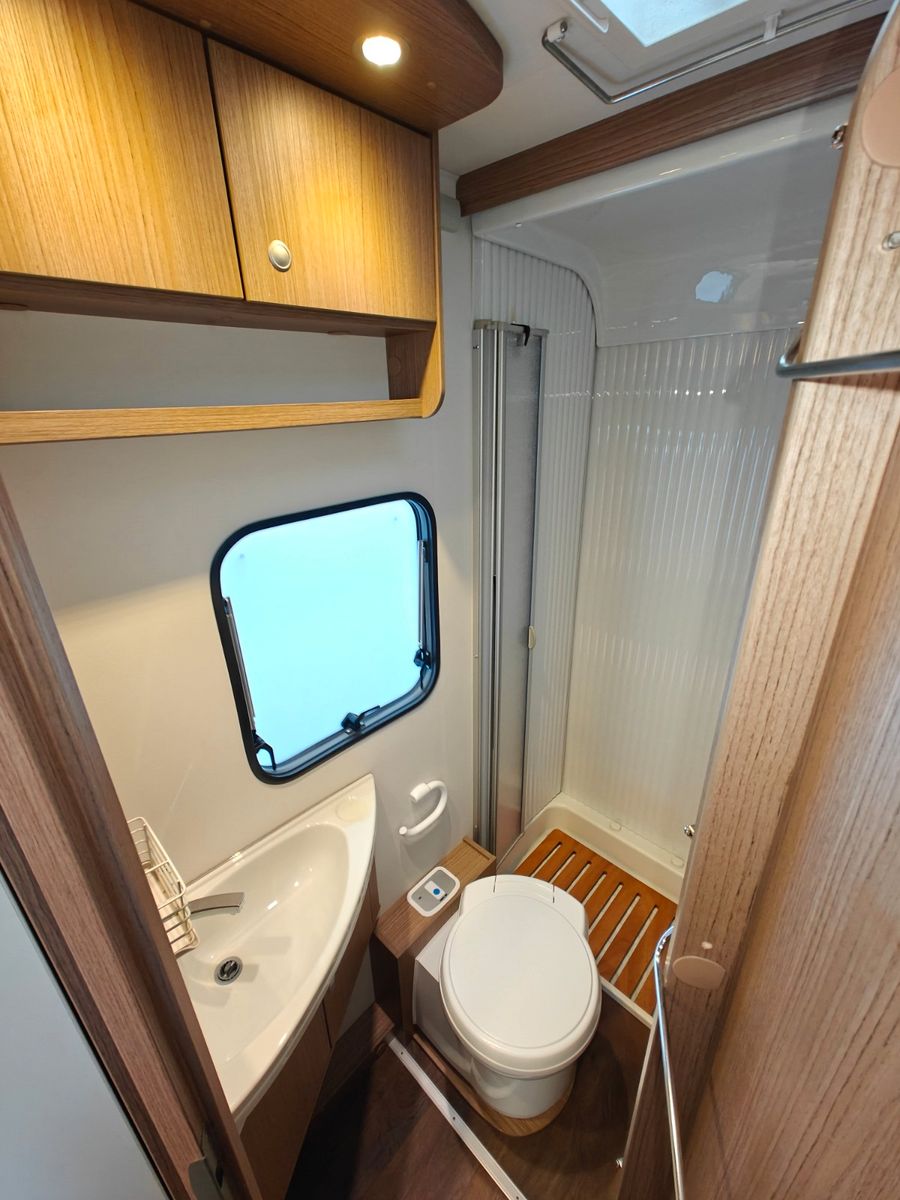 Fahrzeugabbildung Carado T-348 - Automatik, SAT, TV, 2x Solar, Hubbett -