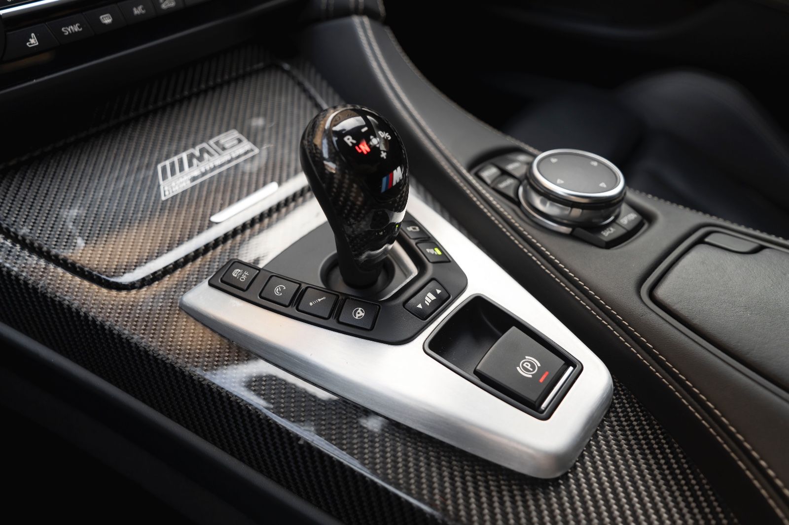 Fahrzeugabbildung BMW M6 Competition 1/100  B&O 360° Carbon LED