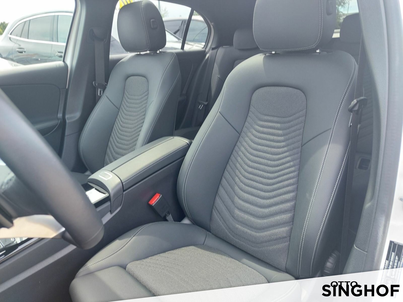 Fahrzeugabbildung Mercedes-Benz A 200 Progressive +Pano+Rü Kam+LED+MBUX+PDC+SHZ+