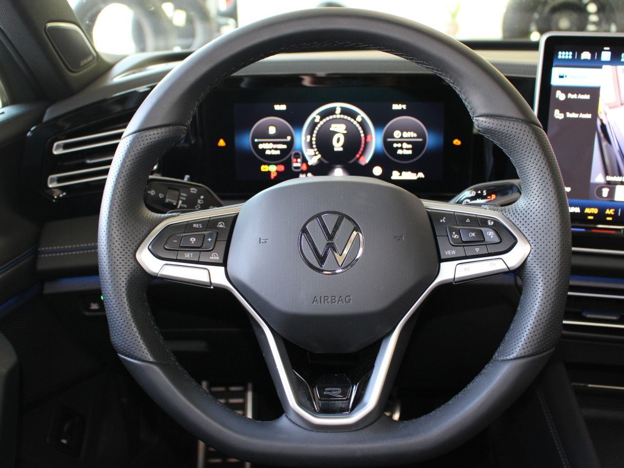 Fahrzeugabbildung Volkswagen Tiguan 2.0 TDI SCR 4M R-Line/360/ACC/AHK/St.Hz