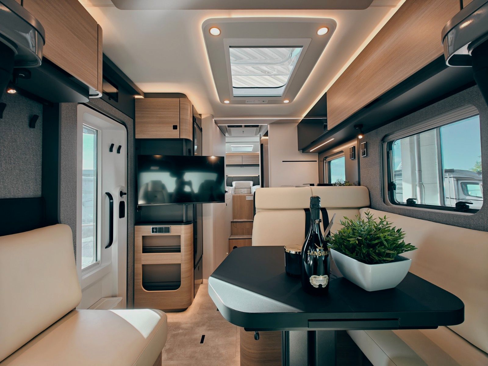 Fahrzeugabbildung HYMER / ERIBA / HYMERCAR B-KLASSE MC T 680 PREMIUM - MATARA TEAK by palmo