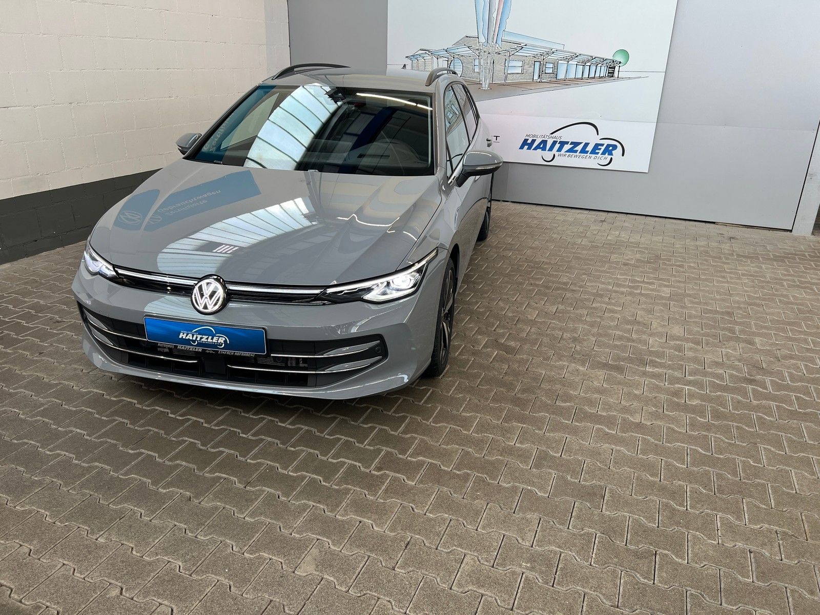 Fahrzeugabbildung Volkswagen Golf VIII Var. Style 1,5 eTSI DSG +IQ.Light+Navi