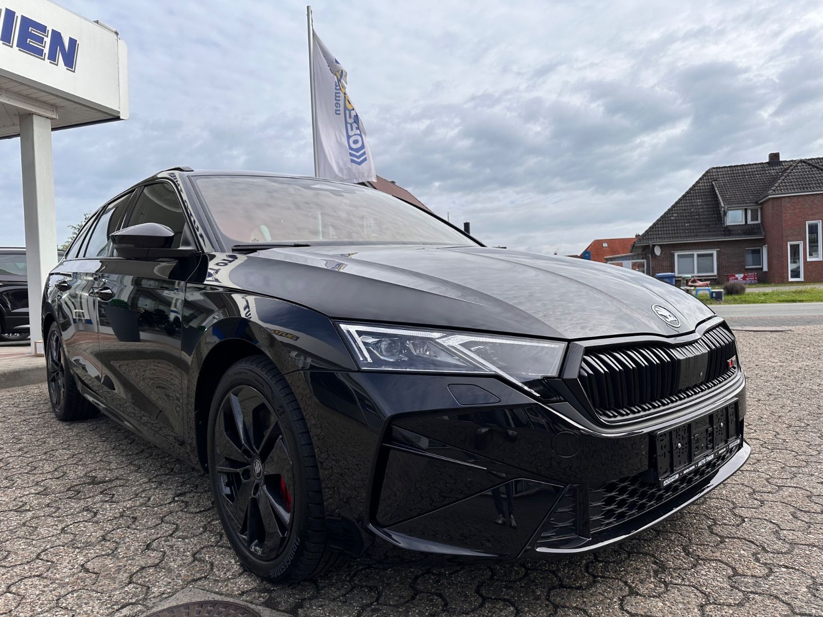 Fahrzeugabbildung SKODA Octavia RS Combi 2.0 TSI Pano/360°/Matrix/ACC