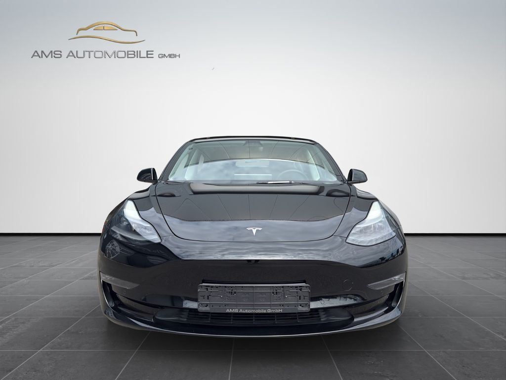 Tesla Model 3 — fotografia 3