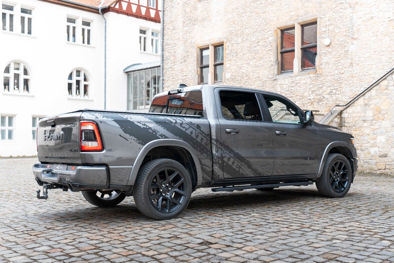 Fahrzeugabbildung Dodge RAM 5,7L Laramie CC 4X4 360° LED CARPLAY LPG AHK