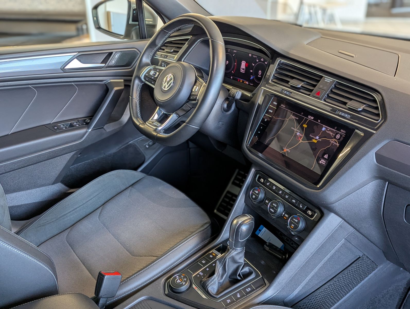 VW Tiguan Allspace 2.0 TDI DSG R-Line 4M Pano AHK - Image 11