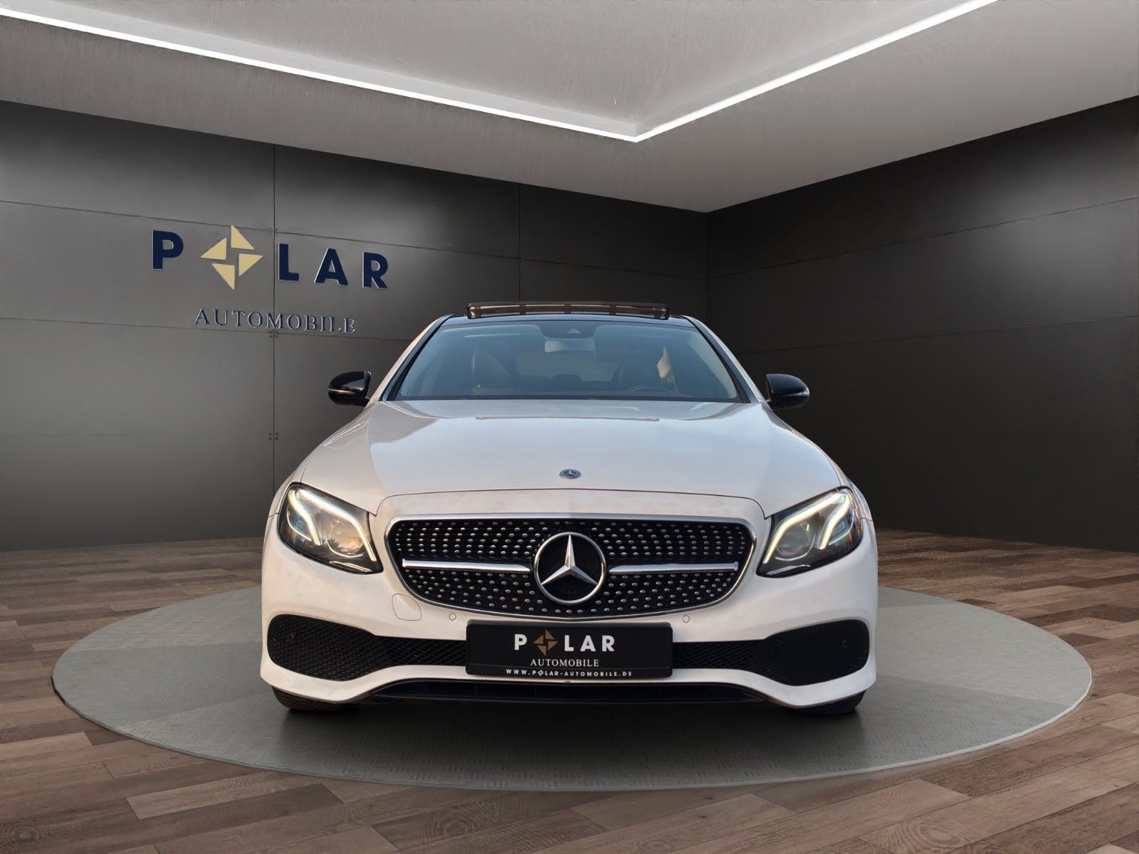 Fahrzeugabbildung Mercedes-Benz E 220d Lim. Pano/Widescreen/Kamera/MBeam