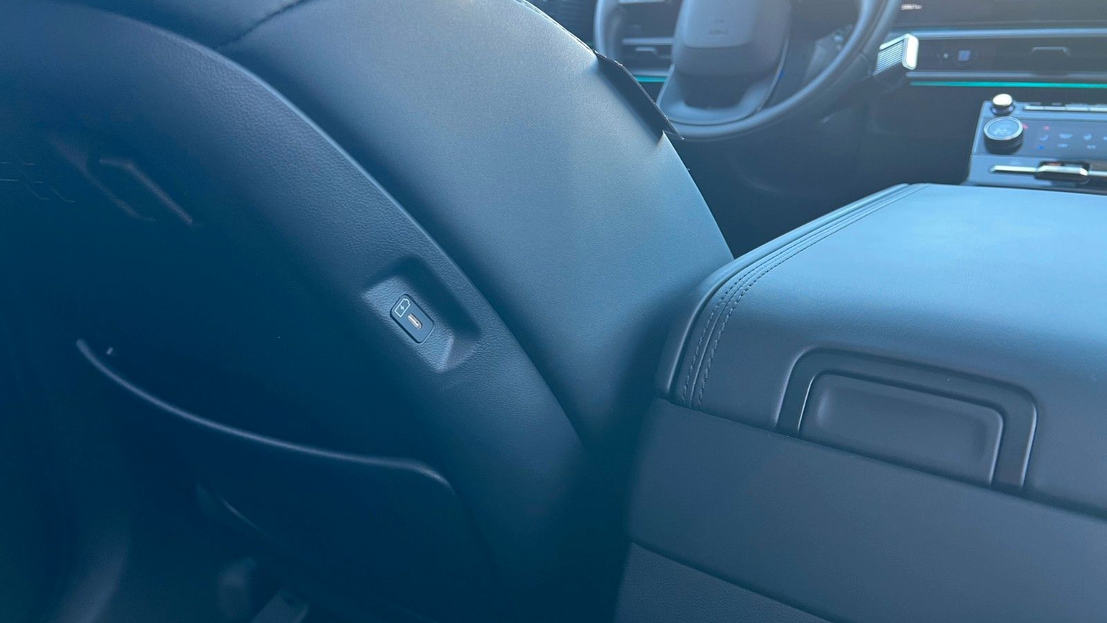 Fahrzeugabbildung Hyundai SANTA FE 1.6T-GDI HEV Blackline *Standhzg*AHK*