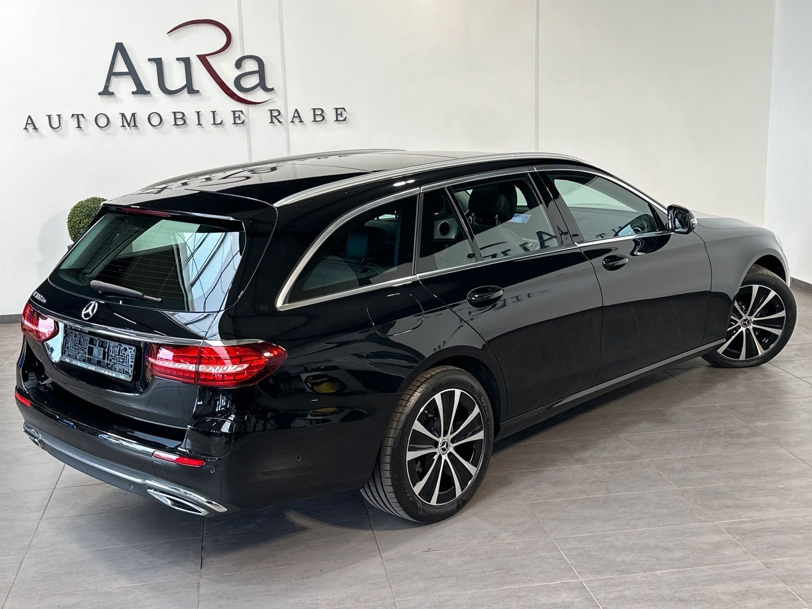 Fahrzeugabbildung Mercedes-Benz E 300 de T Avantgarde NAV+LED+PANO+ACC+18ZOLL