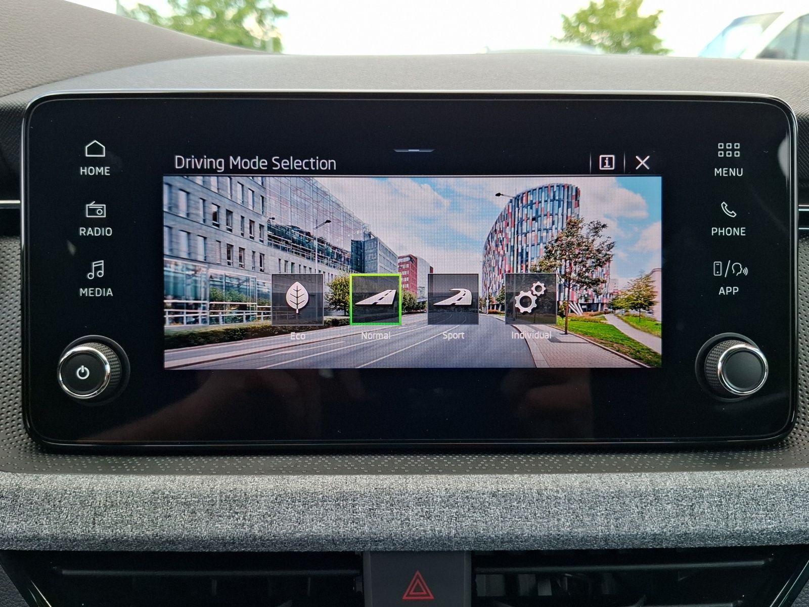 Fahrzeugabbildung SKODA Scala TSI Selection Matrix APP SHZ GRA RFK DAB L