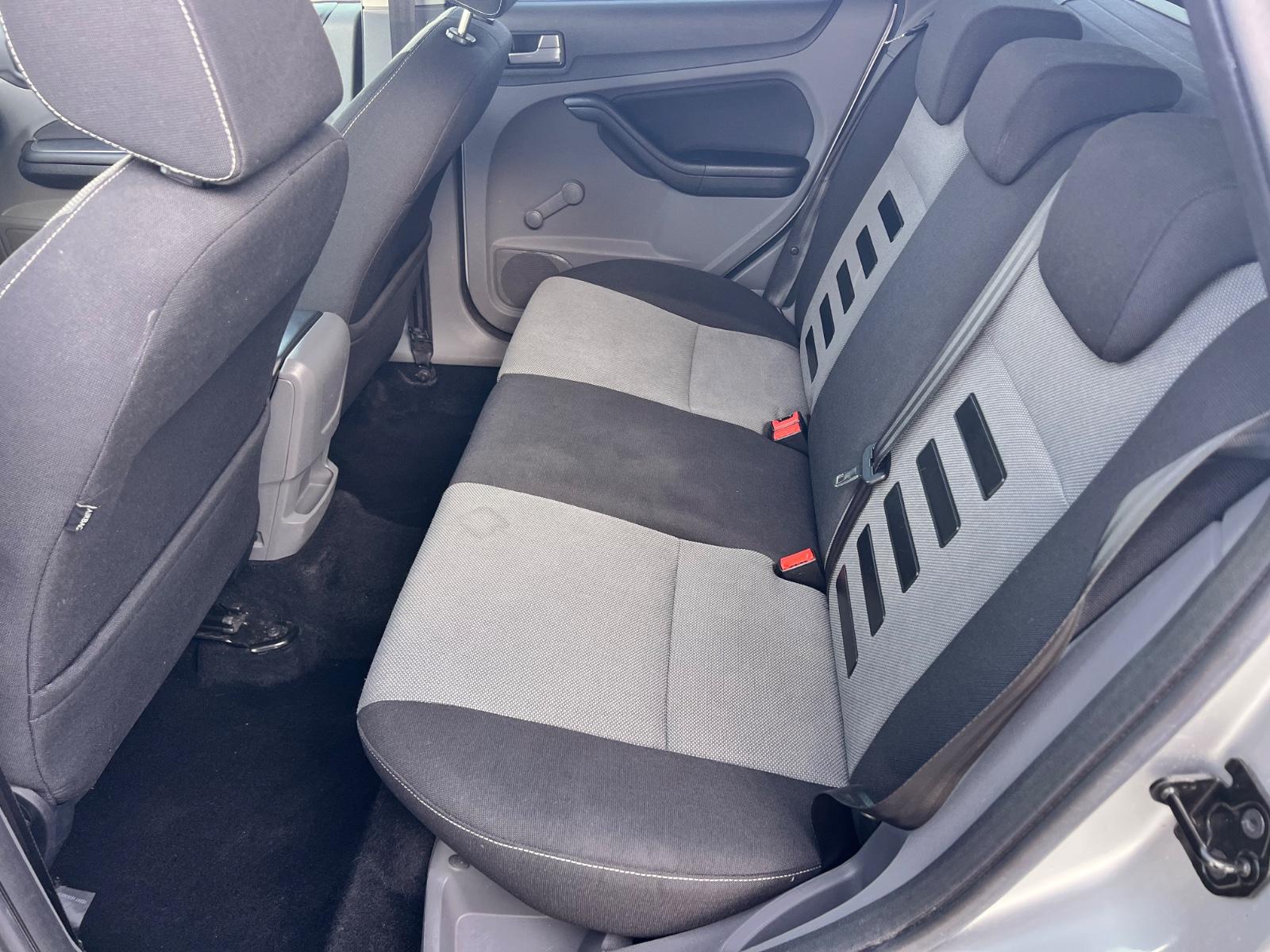 Ford Focus 2011 — photo 19