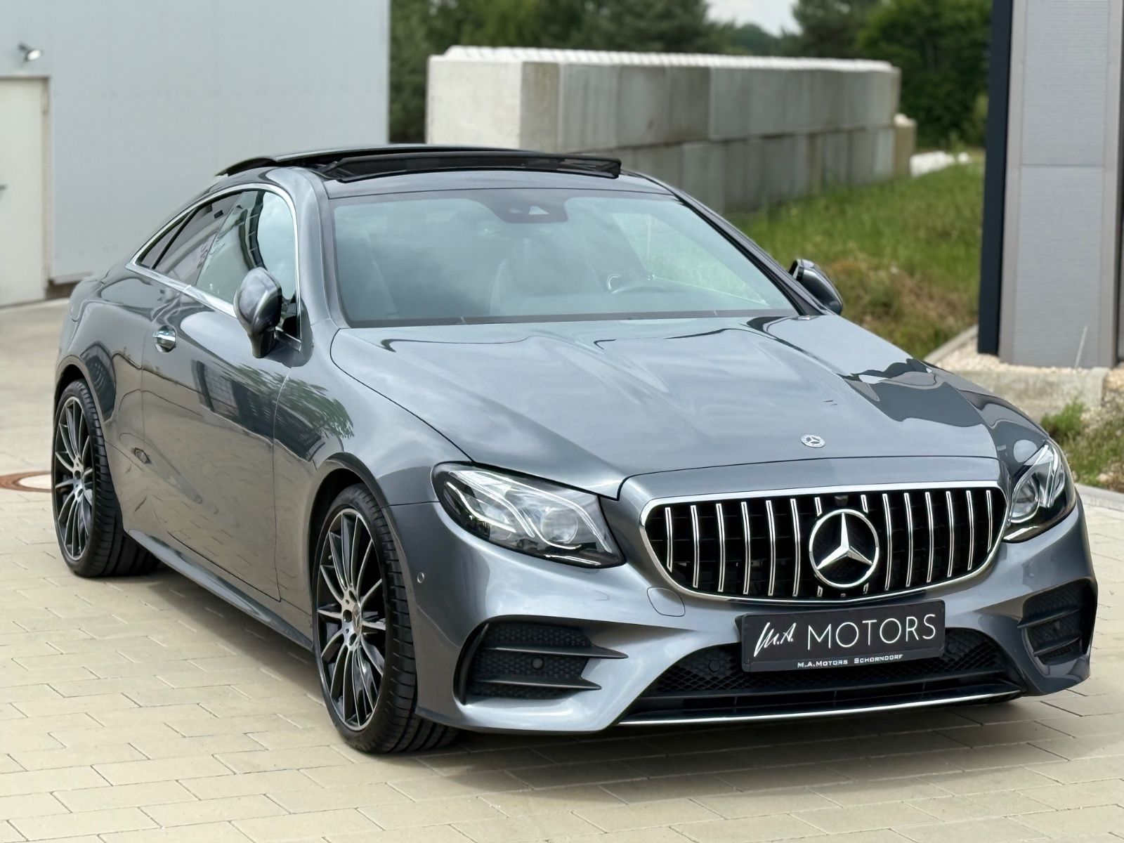 Mercedes-Benz E 200Coupe/AMG/PANO/1.HAND/BURMEST/MULTIBEAM/GAR
