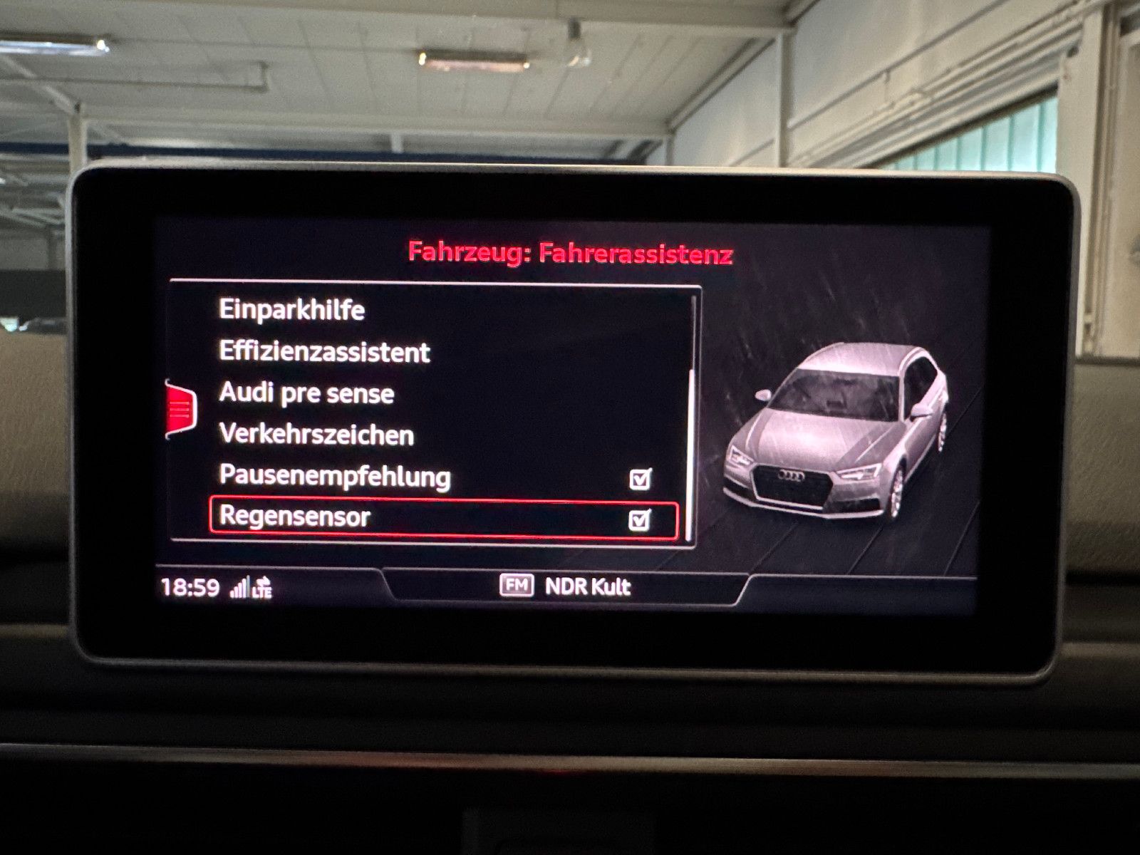 Fahrzeugabbildung Audi A4 Avant DESIGN S-TRONIC PANO STHD AHK LEDER