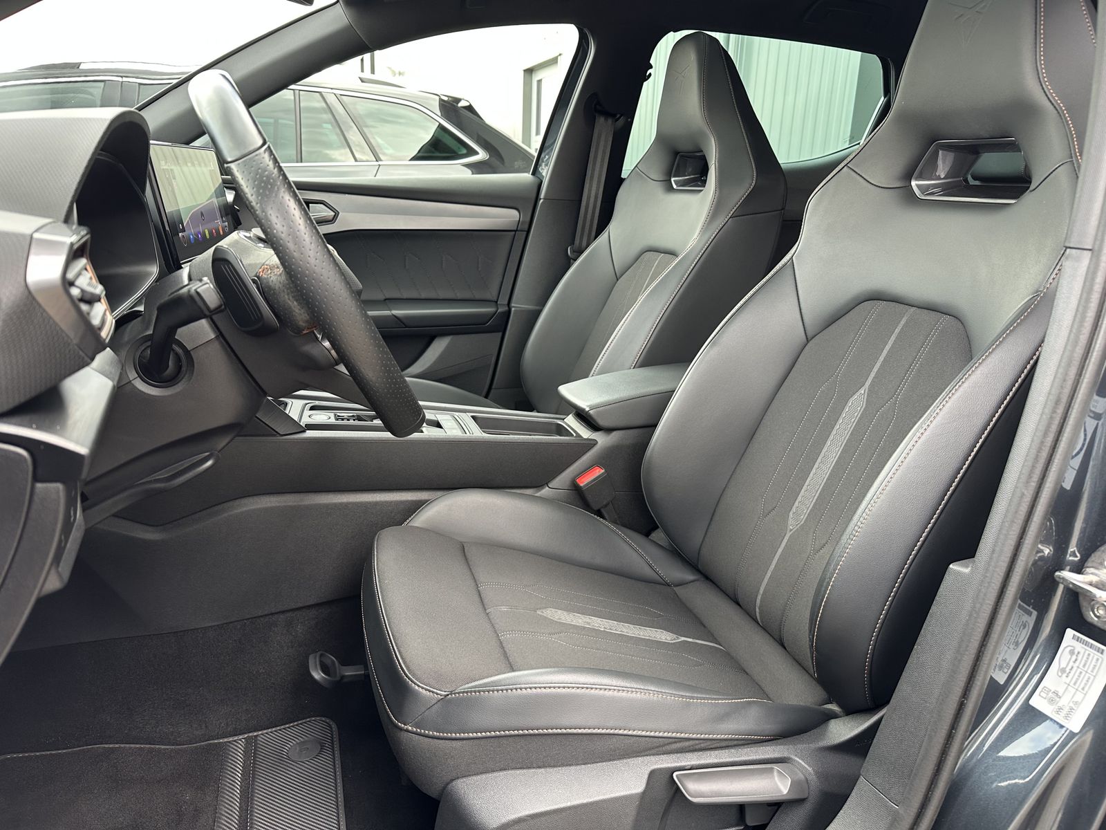 Fahrzeugabbildung CUPRA Leon 1.4 eHybrid DSG VZ NAV+LED+PANORAMA+19ZOLL