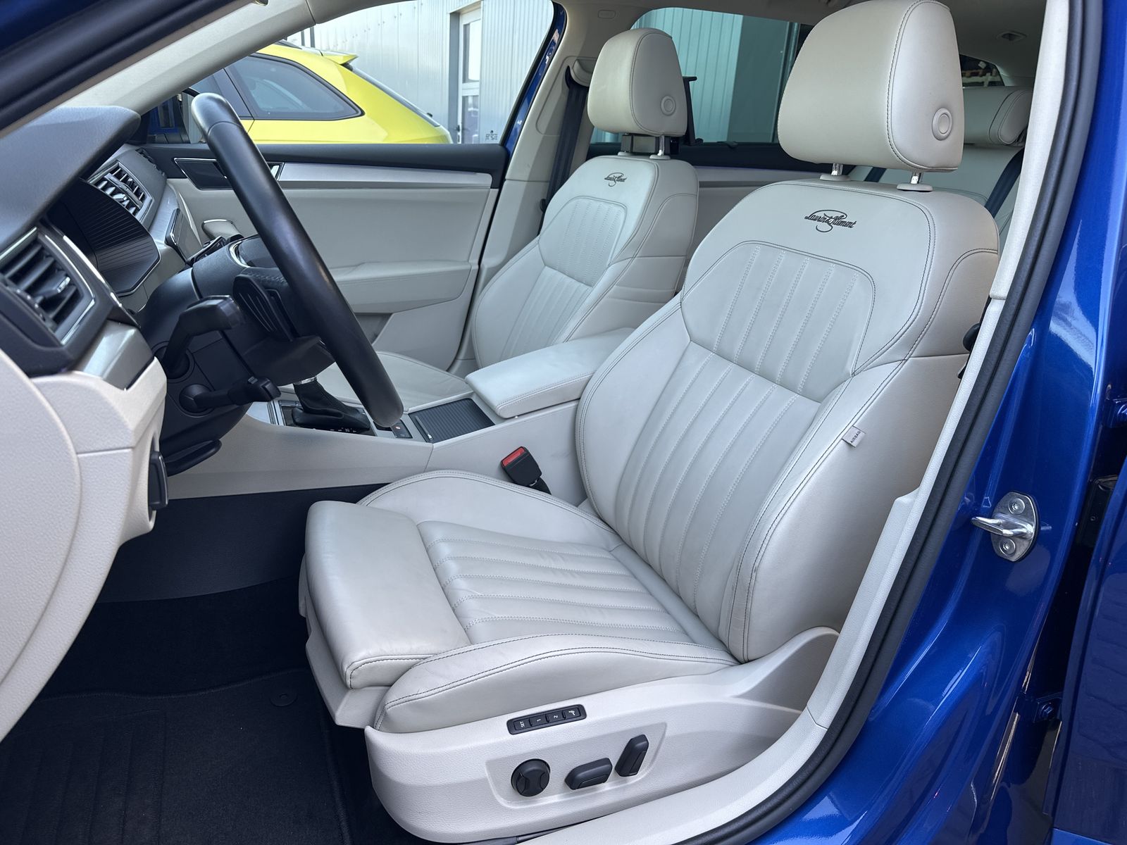 Fahrzeugabbildung SKODA Superb Combi L&K NAV+MATRIX+ACC+PANO+CANTON+DCC