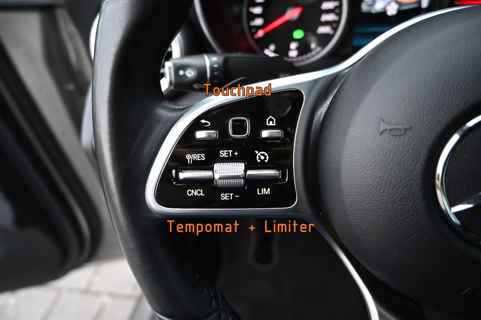 Fahrzeugabbildung Mercedes-Benz GLC 300 d 4MAT. Coupé AMG LINE °MEMORY°SITZKLIMA