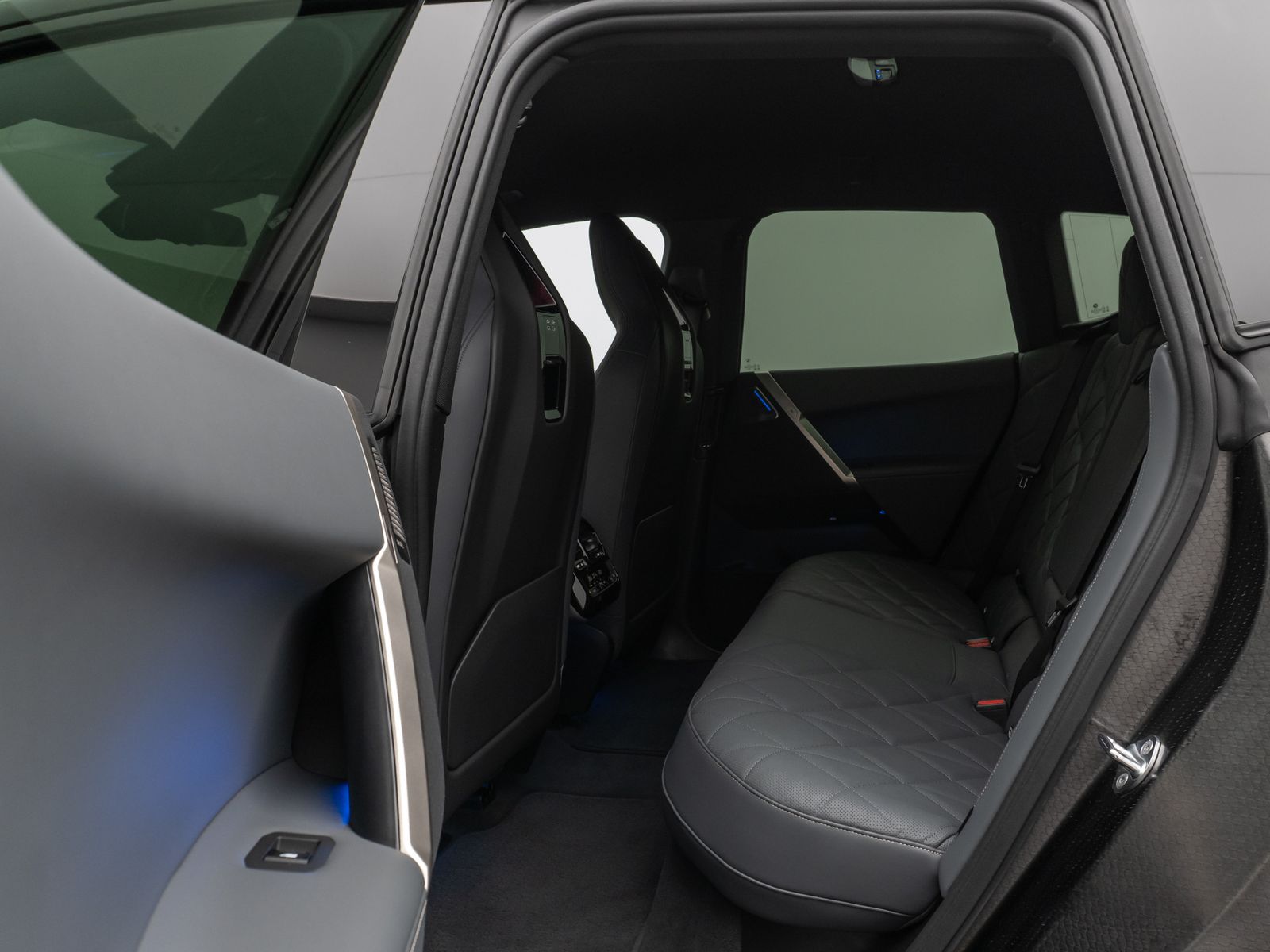 Fahrzeugabbildung BMW iX M60 360°Laser B&W DAB SoftCL ACC AHK 22Zoll