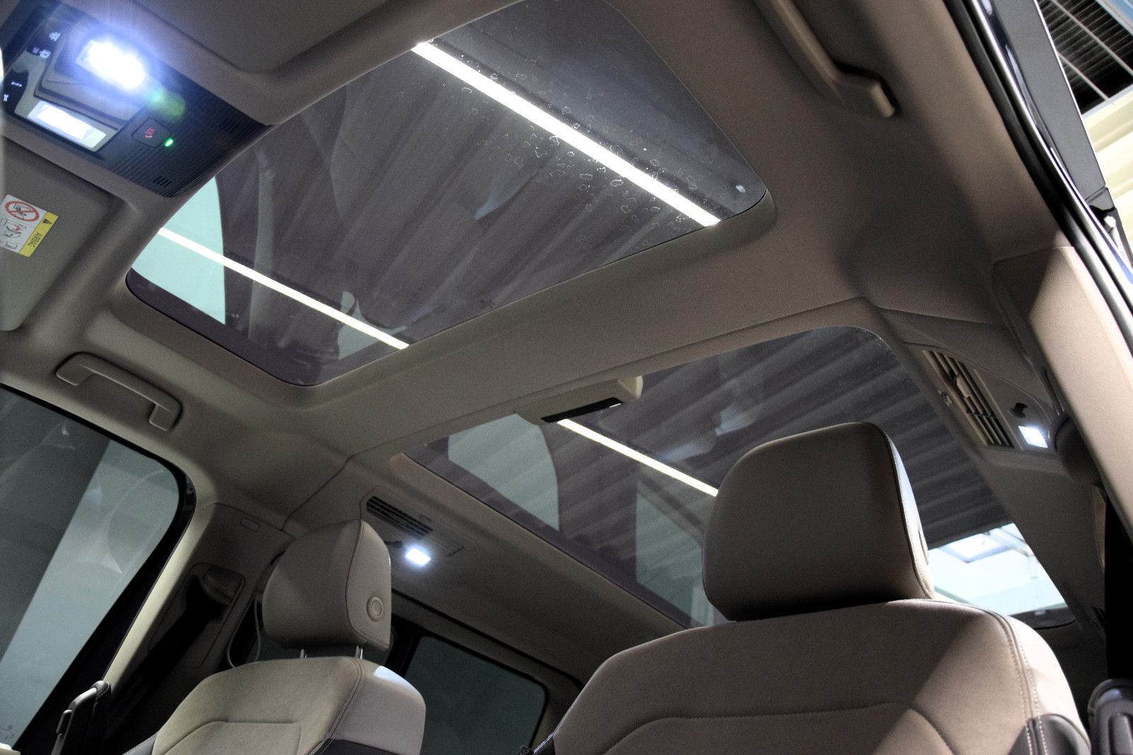 Fahrzeugabbildung Volkswagen T7 Multivan Style DSG Pano AHK 7-Sitze IQ-Light