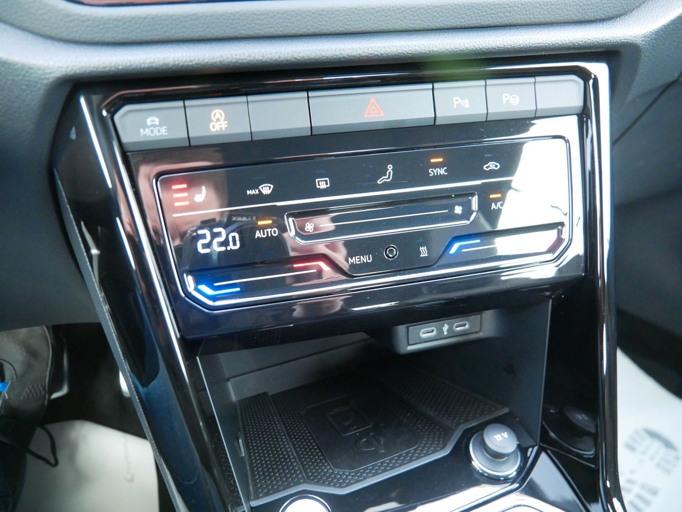 Fahrzeugabbildung Volkswagen T-Roc Cabriolet 1.5 R-Line NEU60T AHK Standhz AC