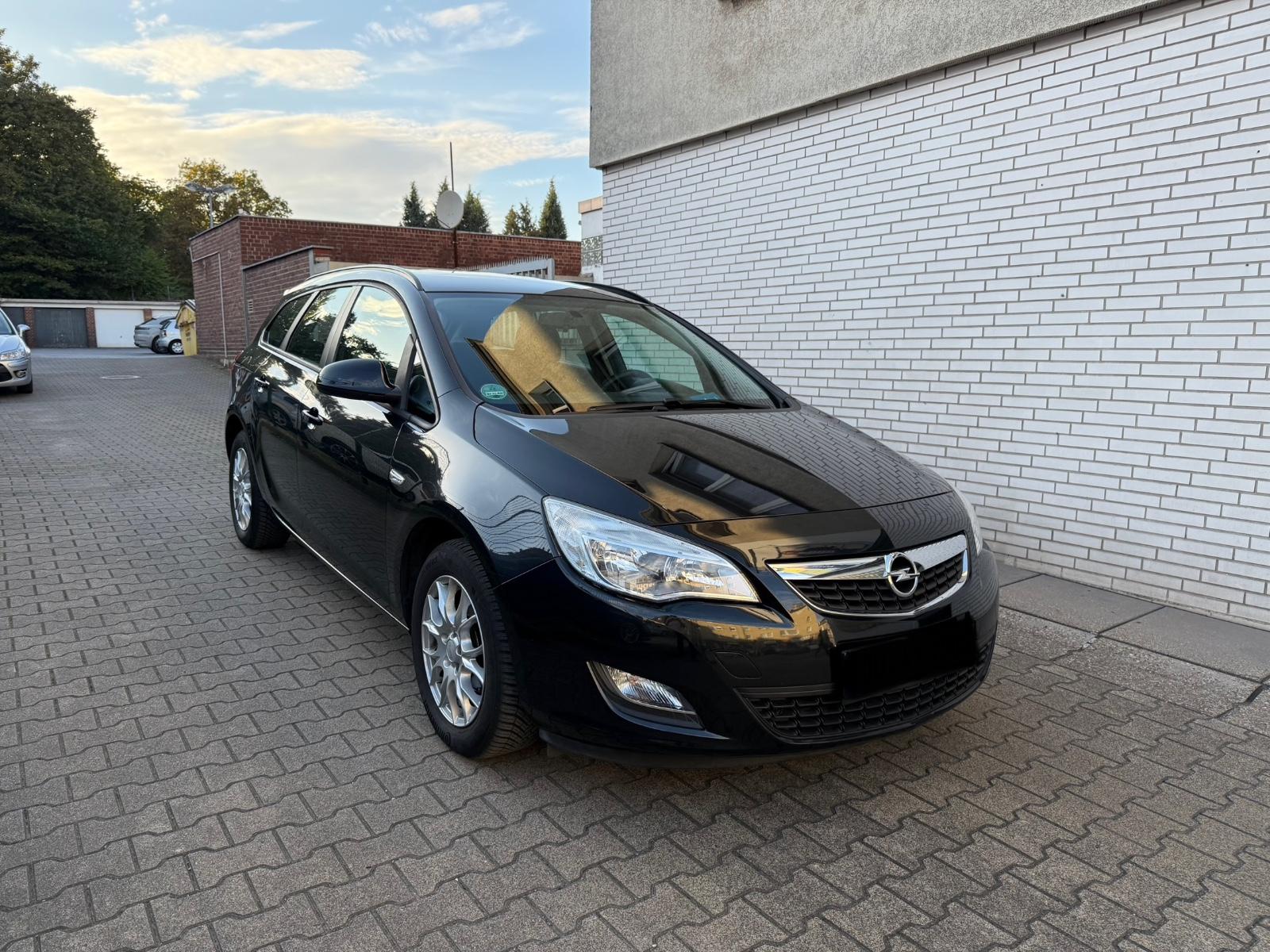 Opel Astra J Sports Tourer Edition TÜV NEU* S.HEFT
