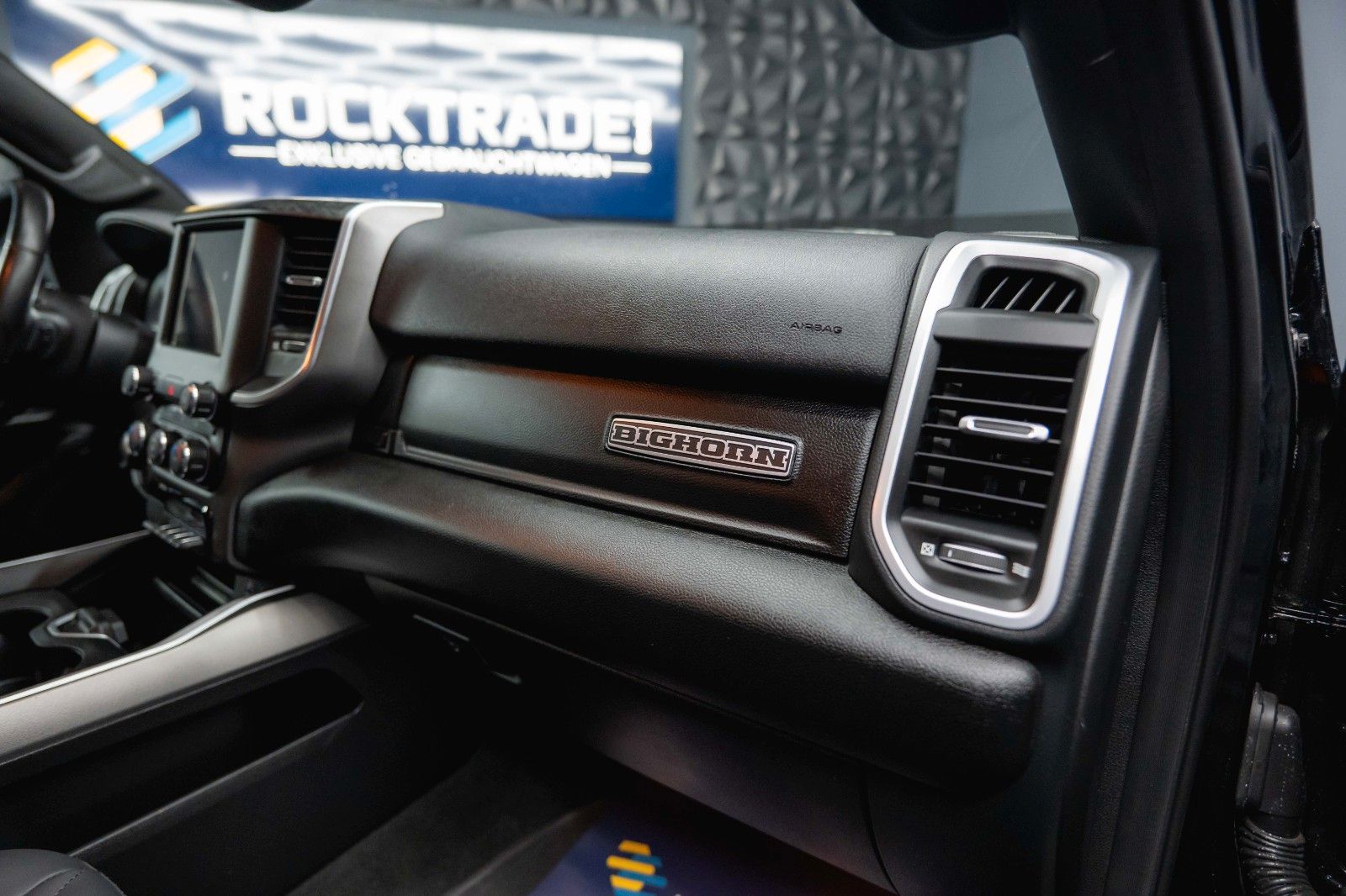 Fahrzeugabbildung Dodge RAM 5.7 V8 HEMI 4x4 Offroad Night-Paket LED 19%