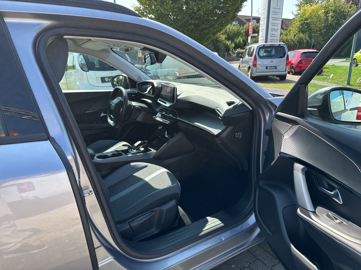 Fahrzeugabbildung Peugeot 2008 Allure Elektro 136 Navi CarPlay  SHZ DAB