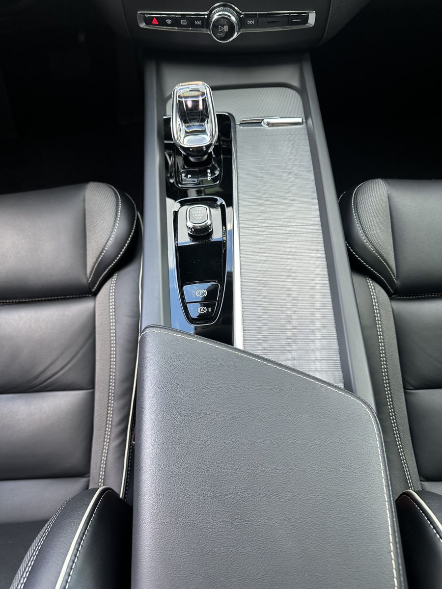 Fahrzeugabbildung Volvo XC60 T8 AWD Ultimate Dark NAV+LED+360°+PANO+HUD