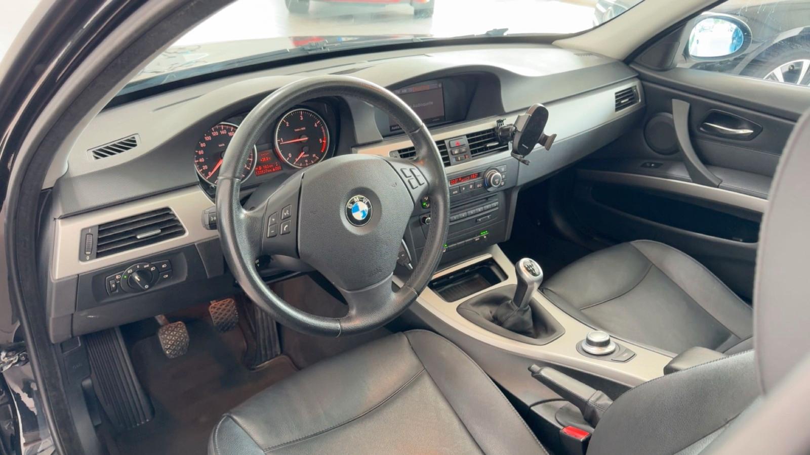 BMW 318d Touring 143 ch BVM / 133 927 km / Toit pano / Cuir / Sièges chauffants / Chaine changée