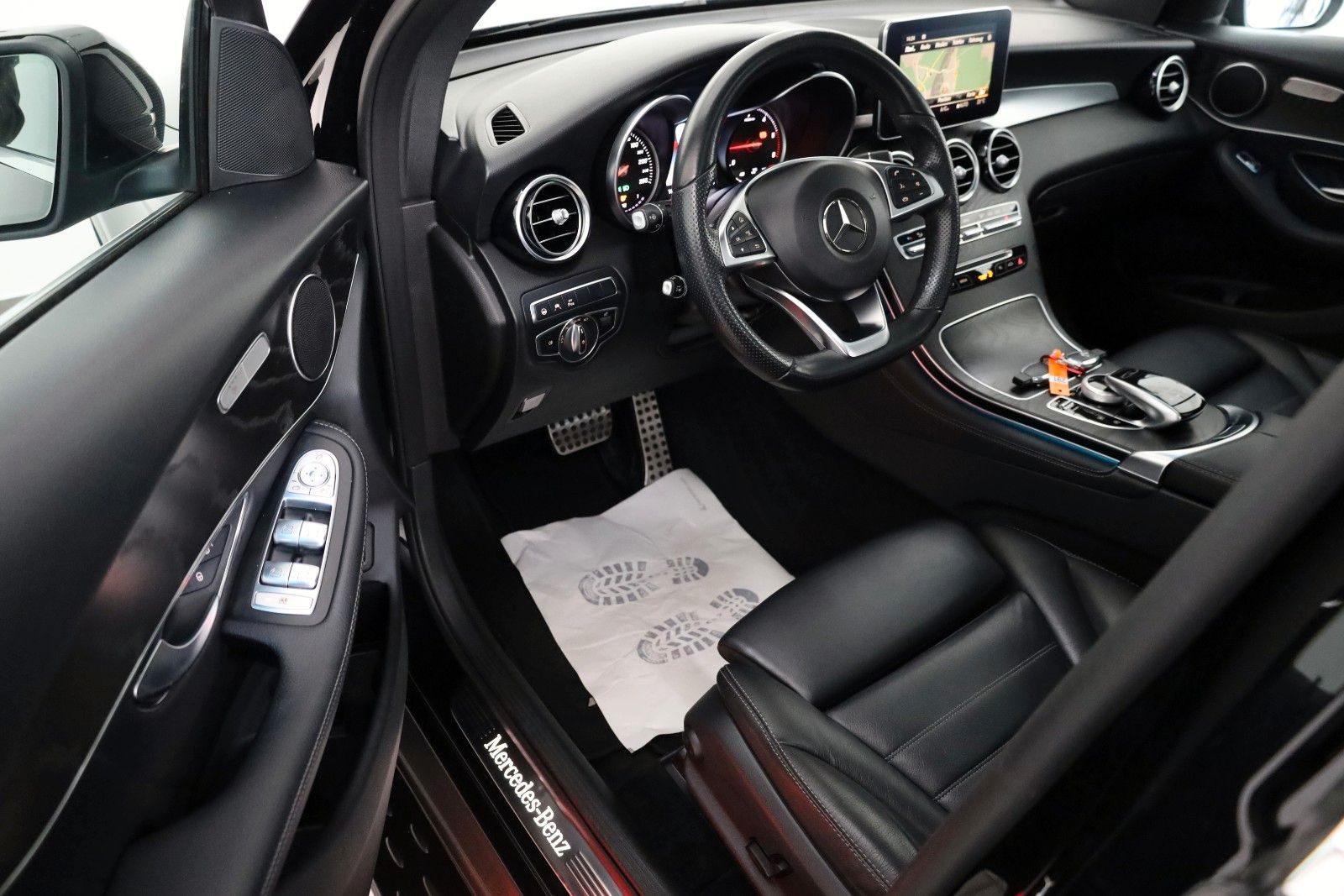 Fahrzeugabbildung Mercedes-Benz GLC 250d 4M AMG Int. Leder,Navi,LED,Panorama,+WR