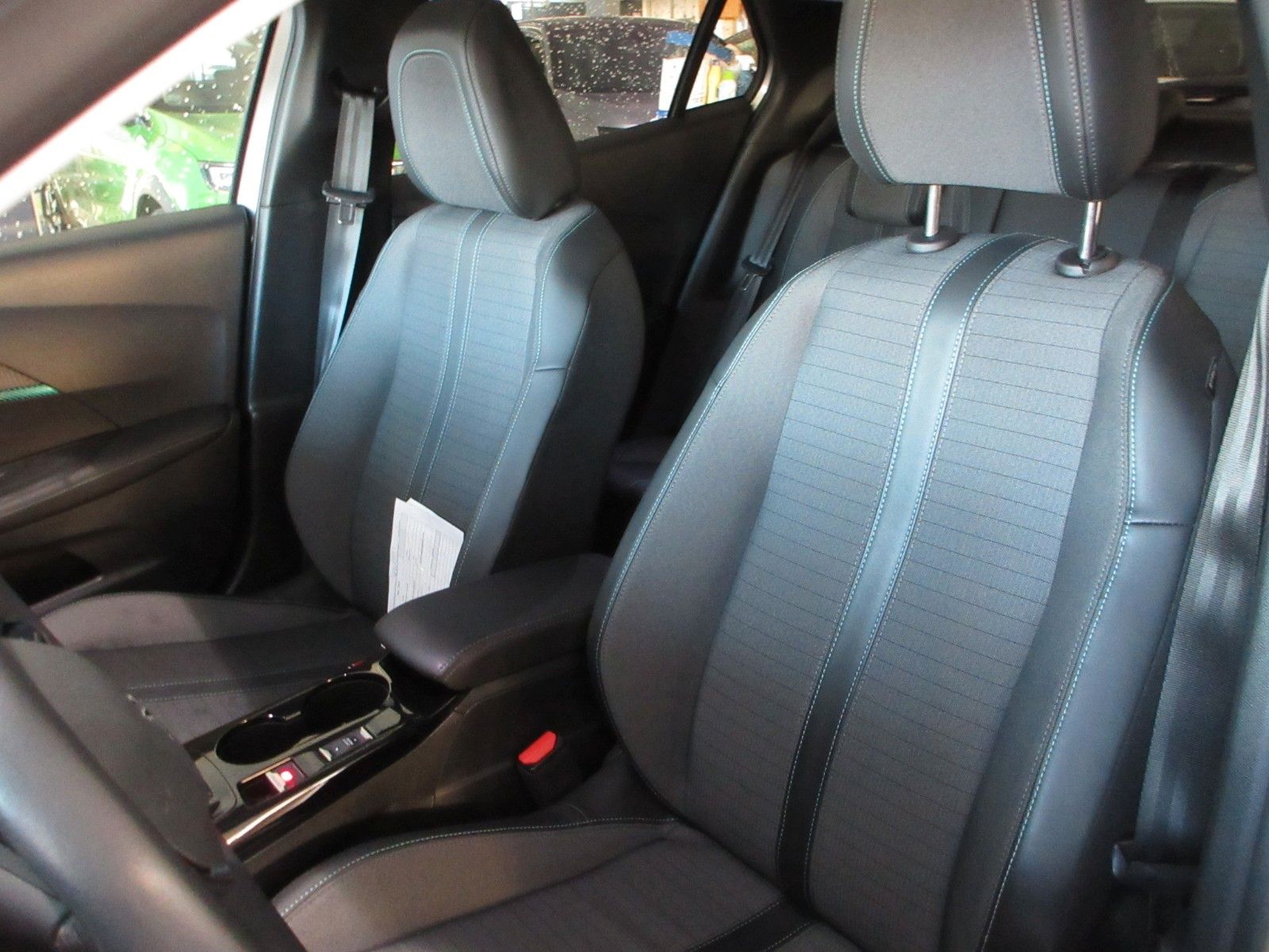 Fahrzeugabbildung Peugeot 2008 Allure 1.2T LED/NAVI/PDC/R´CAM/ALU