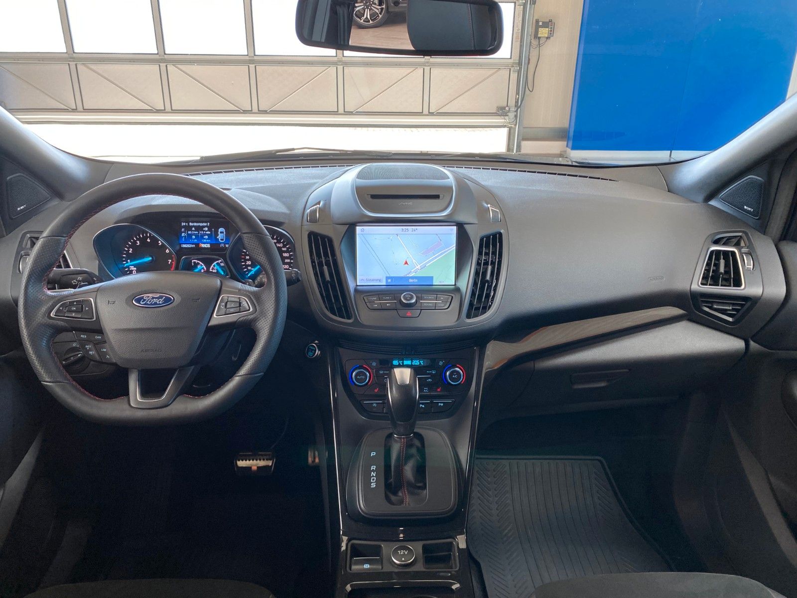 Fahrzeugabbildung Ford Kuga ST-Line 4x4 Navi Kamera Winterpaket SRA
