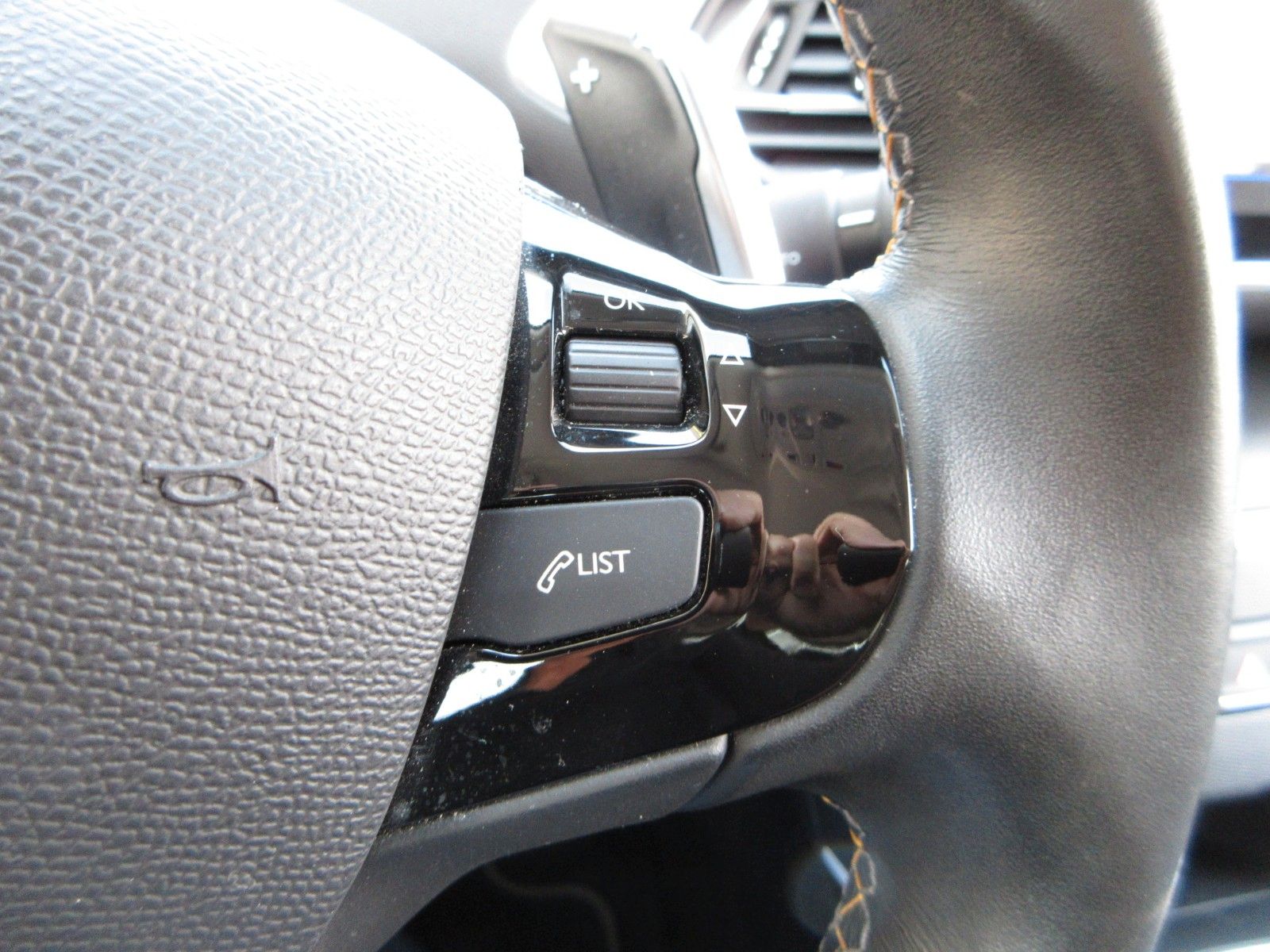 Fahrzeugabbildung Peugeot 308 Allure 1.2T LED/NAVI/R´CAM/PDC/VIRTUAL