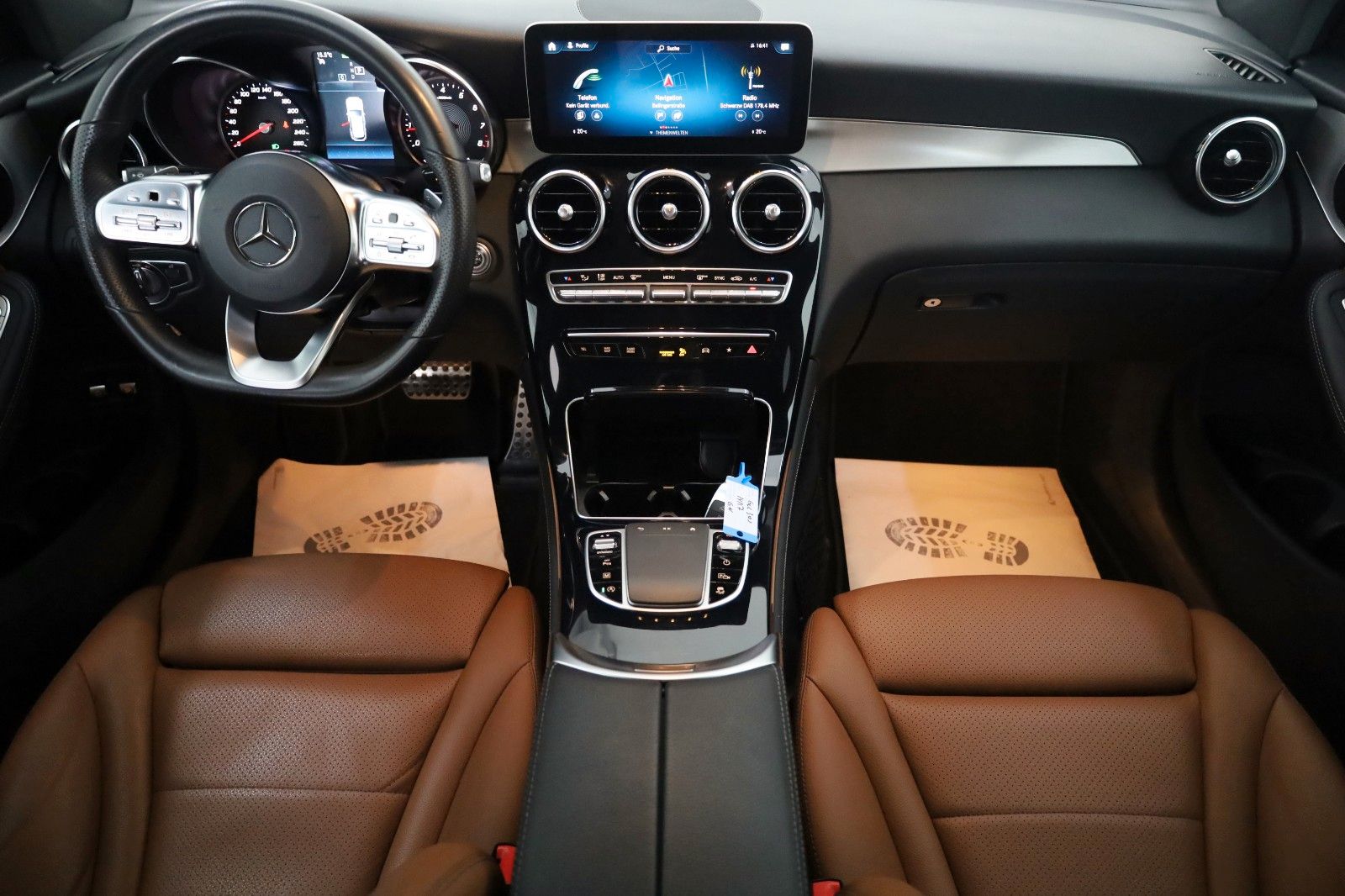 Fahrzeugabbildung Mercedes-Benz GLC 300 4M AMG Line Leder,Navi,LED,Panorama,AHK