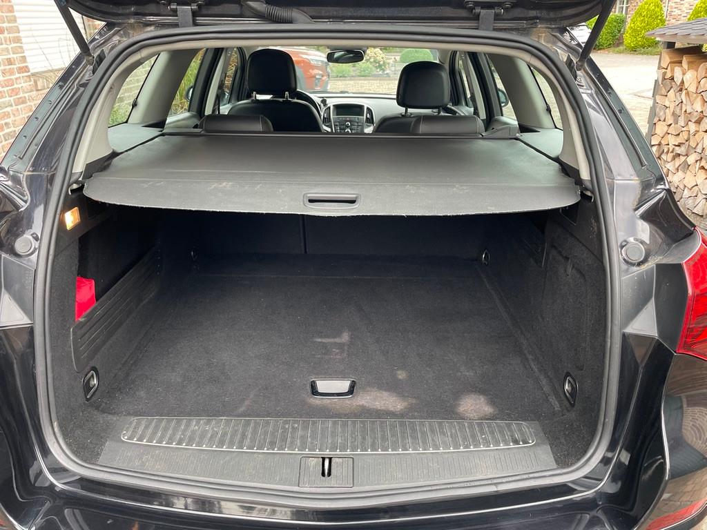 Opel Astra 2011 — photo 8