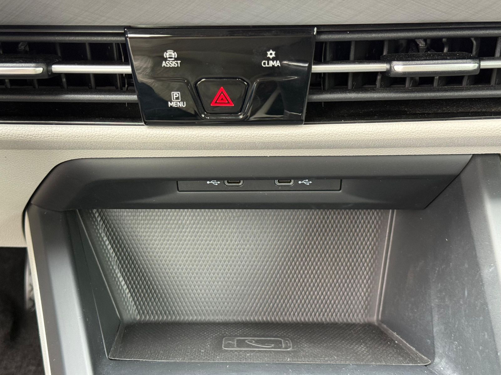 Fahrzeugabbildung Volkswagen Golf 2.0 TDI Life LED+NAVI+SHZ+AMBI+ACC+CARPLAY