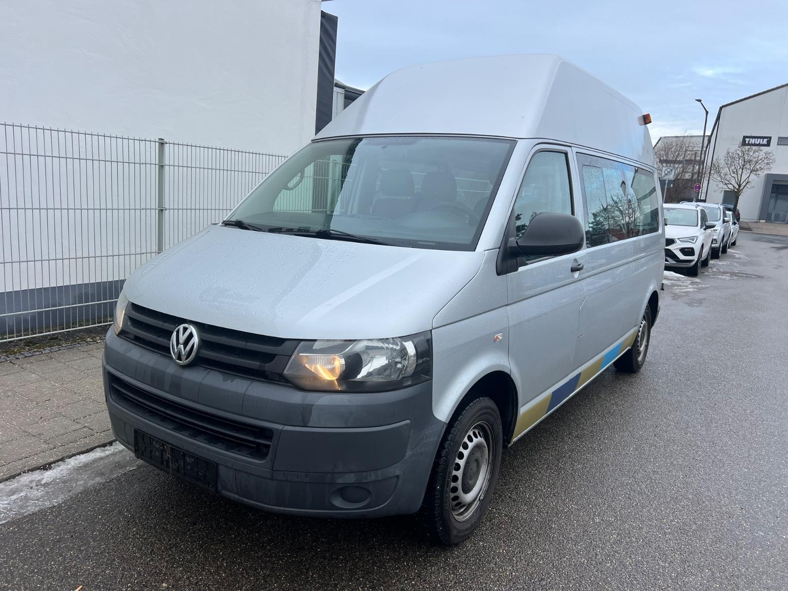 Volkswagen T5-Hochdach lang Rollstuhl Bühne