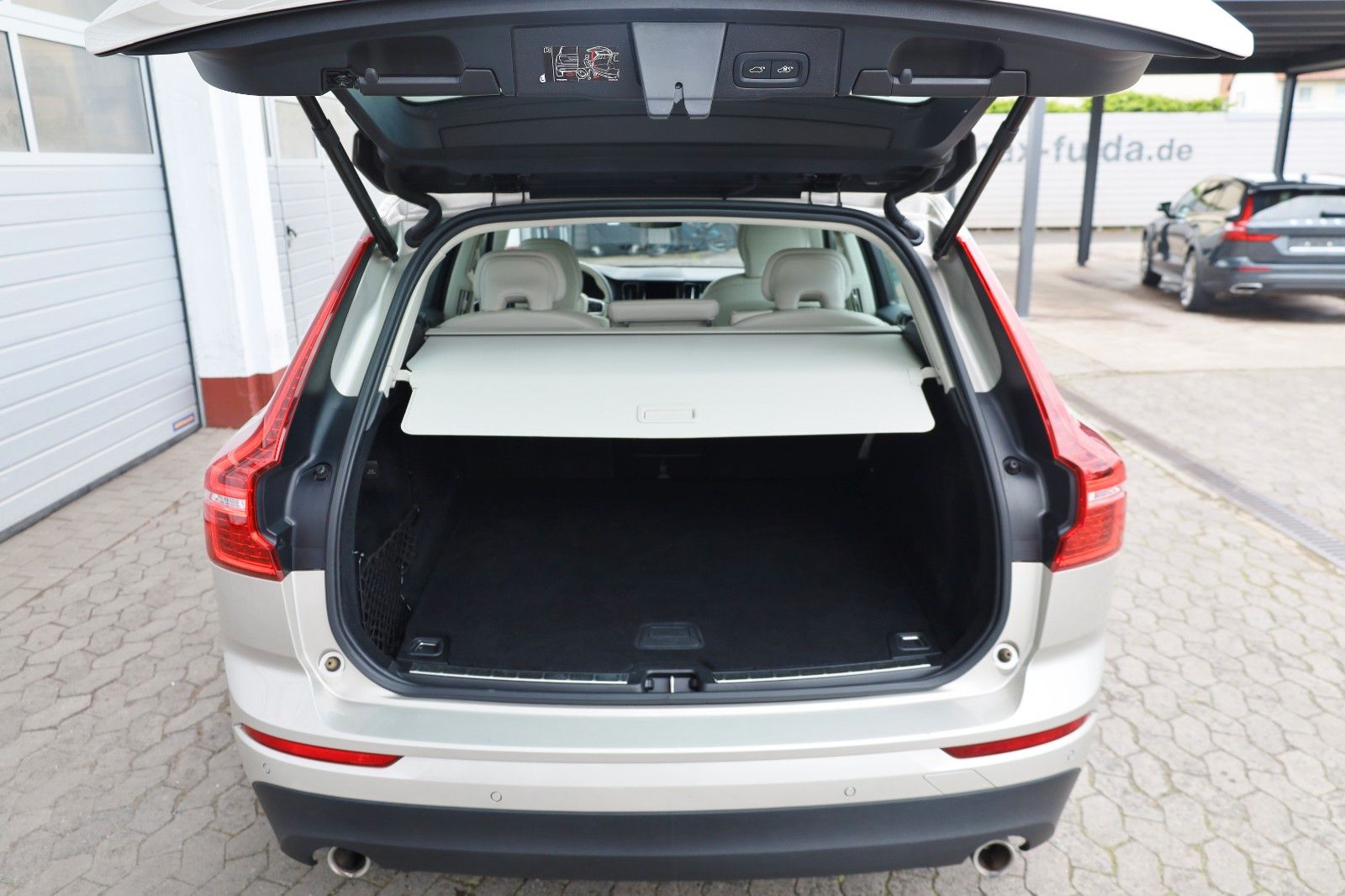 Fahrzeugabbildung Volvo XC60 Momentum Pro Leder,Navi,LED,SH,IntelliSafe
