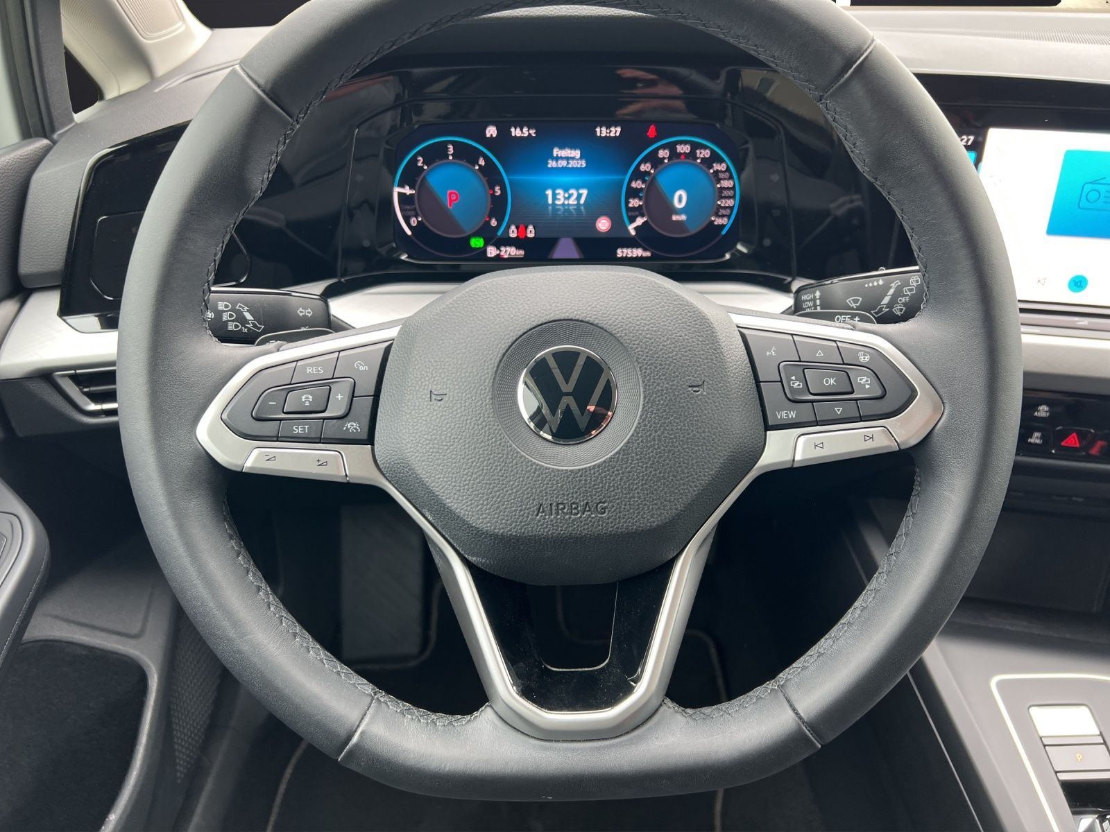 Fahrzeugabbildung Volkswagen Golf VIII Business TDI DSG LED ACC SHZ PDC Navi