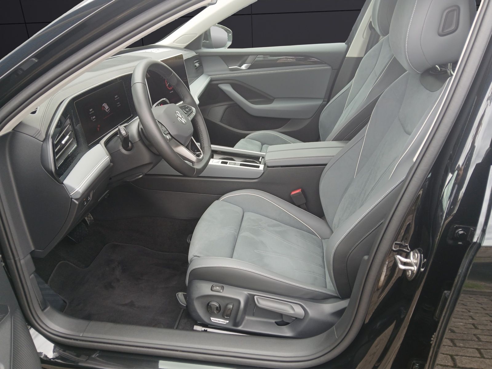 Fahrzeugabbildung Volkswagen Passat eHybrid Business DSG LED Navi AID ACC RFK