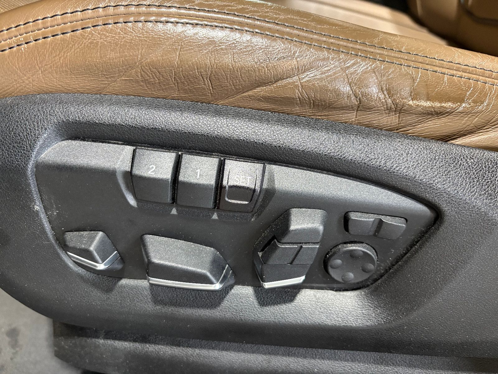 Fahrzeugabbildung BMW X6 xDrive 30 d/360°/PANO/HEAD-UP/NAVI/MEMORY/SHZ