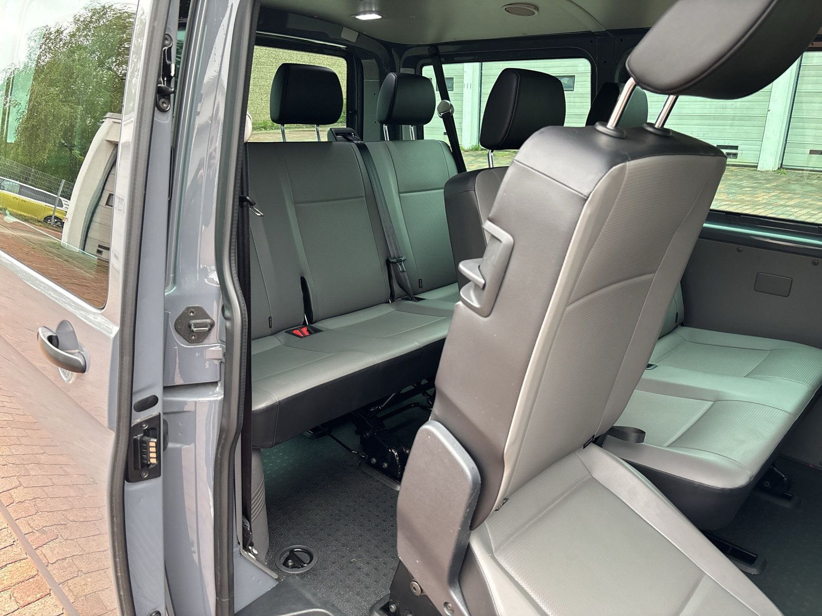 Fahrzeugabbildung Volkswagen T6.1 Transporter Kombi 2.0 TDI AHK PDC 8-Sitzer