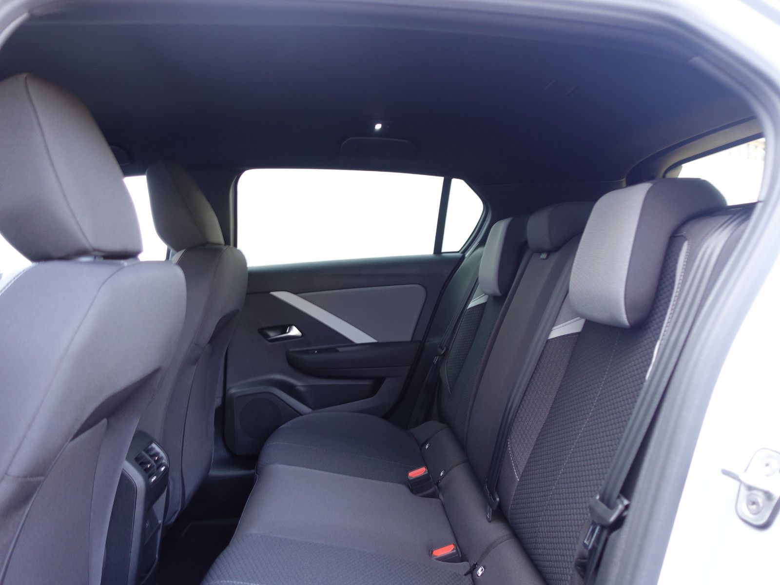 Fahrzeugabbildung Opel Astra Edition 1.2Turbo  Navi,Kamera,Sitzh.,LED